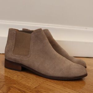 FRYE Mallory Chelsea Suede Leather boots taupe pull on booties fall heel 7.5
